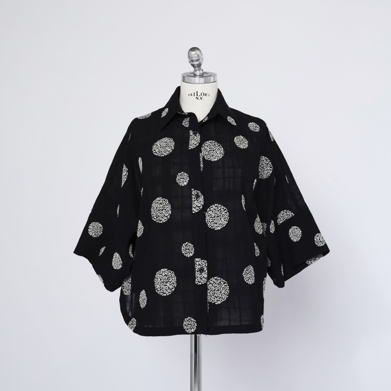 CAMISA COM ESTAMPA EM RELEVO