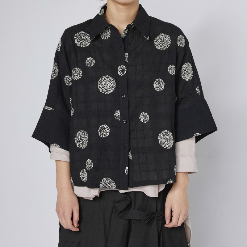 CAMISA COM ESTAMPA EM RELEVO