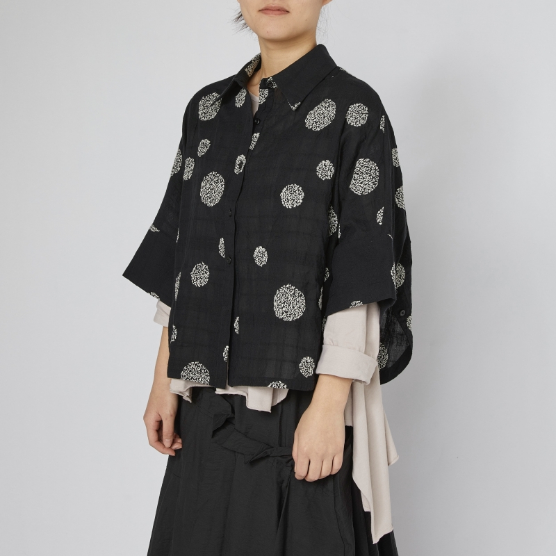 CAMISA COM ESTAMPA EM RELEVO