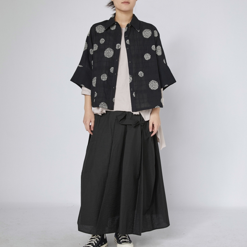 CAMISA COM ESTAMPA EM RELEVO
